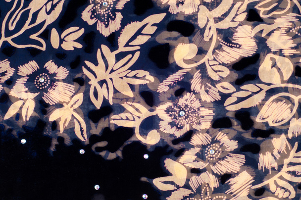 textuur zijden doek. donkerblauw met goud-geschilderd bloemen - Foto, afbeelding