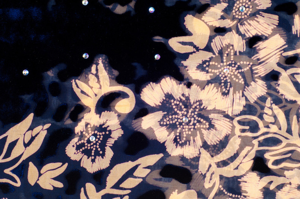 tessitura tessuto di seta. blu scuro con fiori dipinti d'oro
 - Foto, immagini