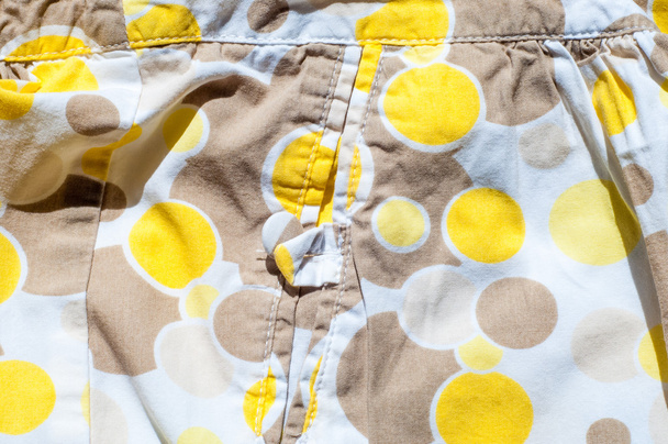 La textura de la camiseta de tela con un círculo blanco pintado de color amarillo
 - Foto, Imagen