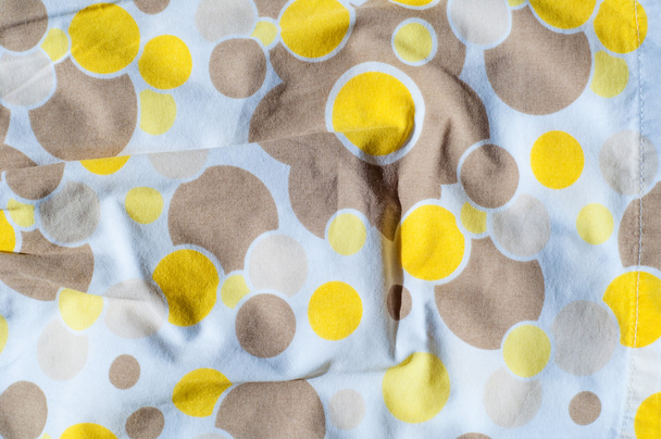 La textura de la camiseta de tela con un círculo blanco pintado de color amarillo
 - Foto, imagen