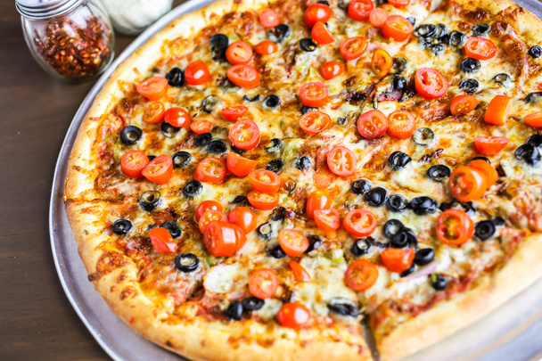 Pizza vegetariana con aceitunas y tomates cherry
 - Foto, Imagen