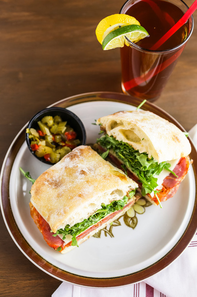 italienisches Sub-Sandwich mit Rucola - Foto, Bild
