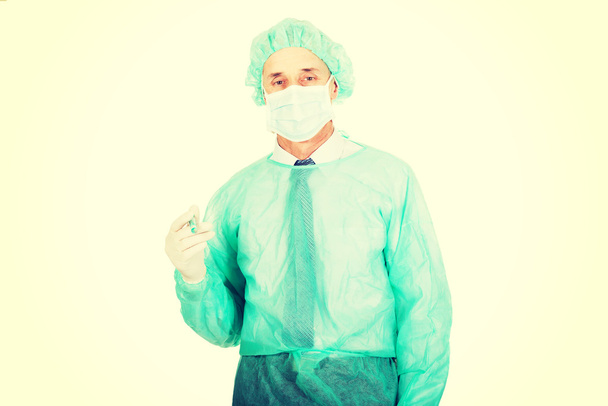 Médico varón sosteniendo una jeringa
 - Foto, imagen