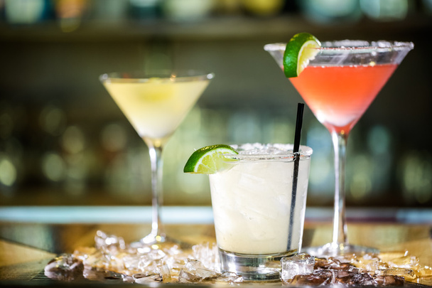 cocktails at the bar.  - Фото, изображение