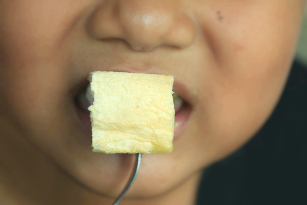 gyermekek enni pirítós puding és krém. - Fotó, kép