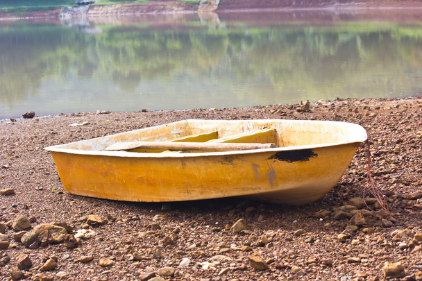 Um barco na areia
 - Foto, Imagem