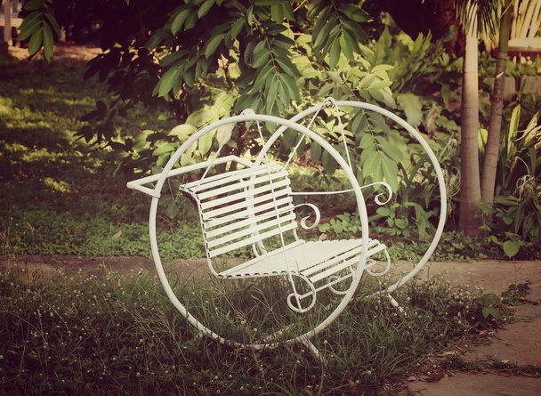 Beyaz salıncak sandalye - Fotoğraf, Görsel