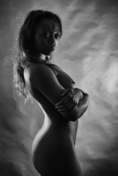 Mladá nahá černoška v černé a bílé - Fotografie, Obrázek