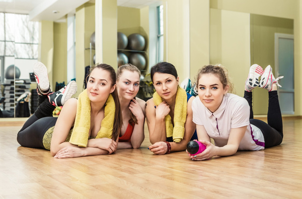 Csoport a lányok-fitness osztály a szünet - Fotó, kép