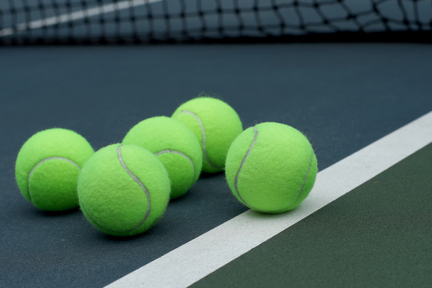 Tennisball auf dem Platz Hintergrund - Foto, Bild