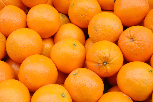 Zdrowe organiczne pomarańcze na rynku - Zdjęcie, obraz