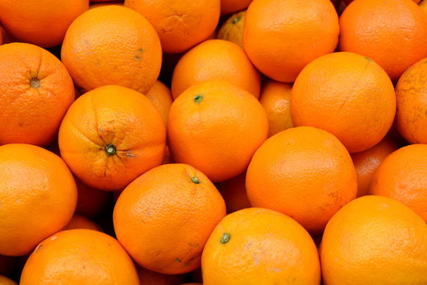 Naranjas ecológicas saludables en el mercado
 - Foto, imagen