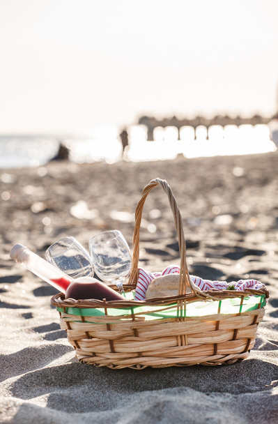 Picnic basket on the beach - Фото, зображення