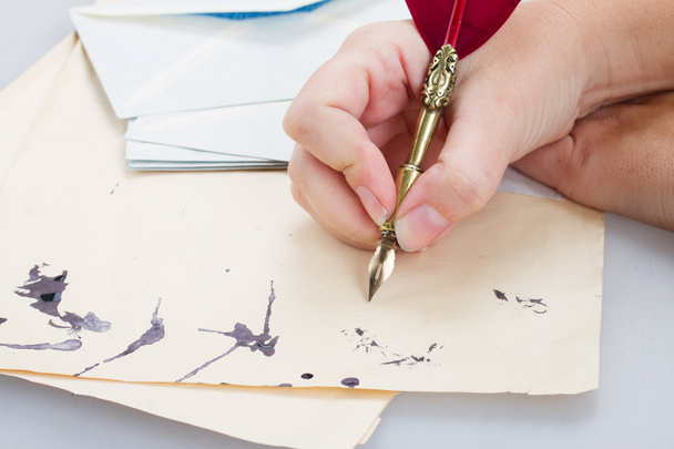 hand met pen voor veer  - Foto, afbeelding