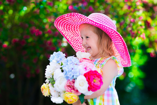 dziewczynka w kapeluszu w kwitnący lato ogród - Zdjęcie, obraz