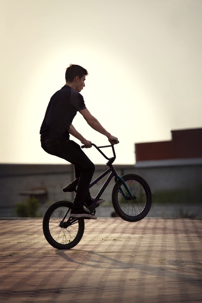 έφηβος σε ένα ποδήλατο - Φωτογραφία, εικόνα