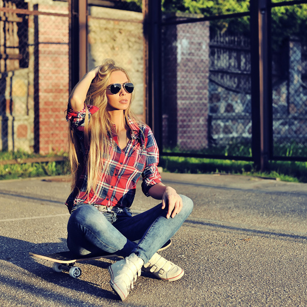 Красивая молодая женщина позирует со скейтбордом, стиль жизни моды
 - Фото, изображение