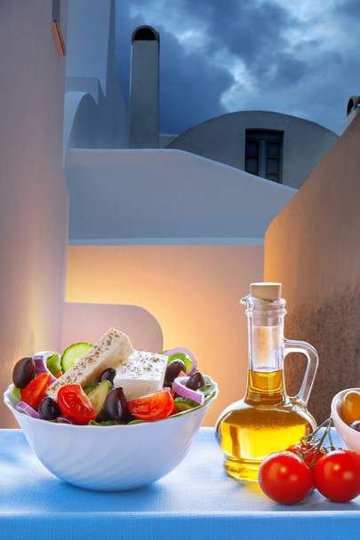 Griekse salade op Santorini eiland in Griekenland - Foto, afbeelding
