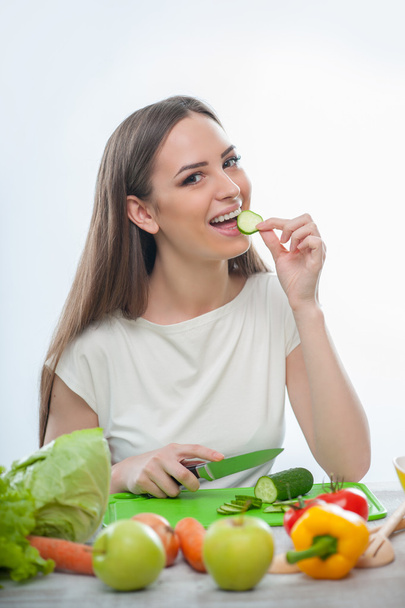 Pretty healthy girl is making tasty salad - Foto, Bild