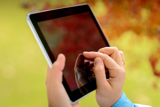 Frau nutzt digitales Tablet  - Foto, Bild