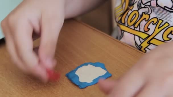 Kinderformen aus Knetmasse auf dem Tisch - Filmmaterial, Video