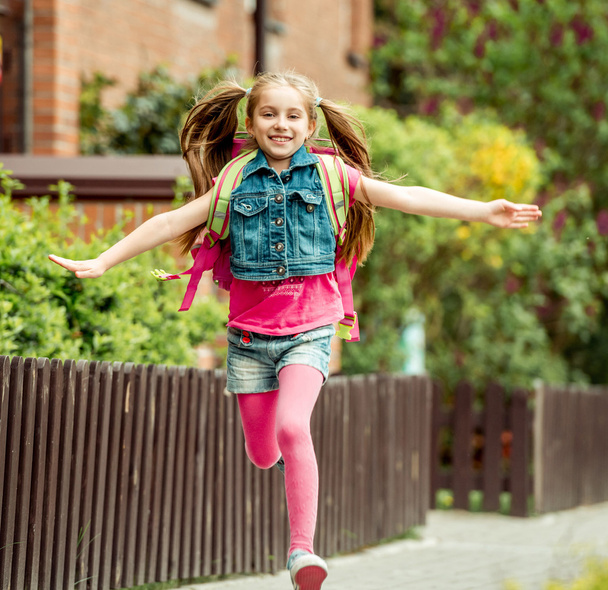 little girl  run from school - Φωτογραφία, εικόνα