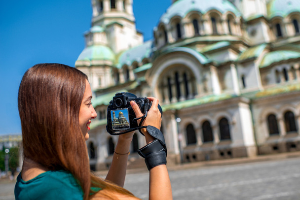 St. Alexander Nevsky Katedrali fotoğraf çekimi kadın - Fotoğraf, Görsel