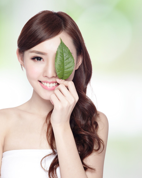 woman face portrait with green leaf - Foto, imagen