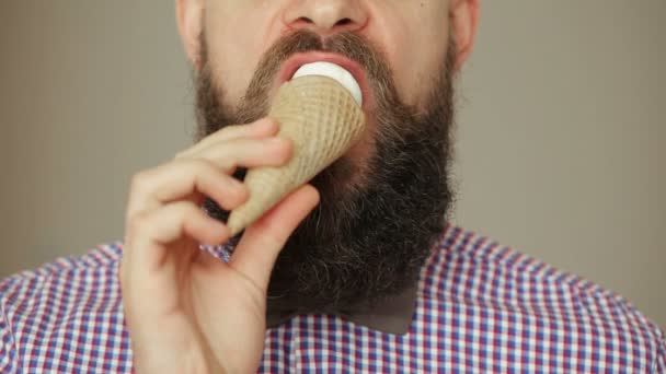 ひげを生やした男性が食べてアイス クリーム - 映像、動画