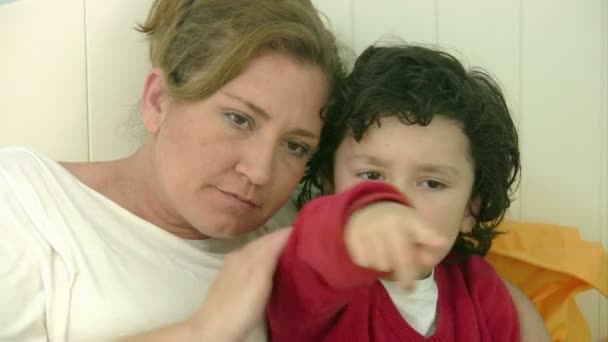 Mother and son relaxing time - Filmagem, Vídeo
