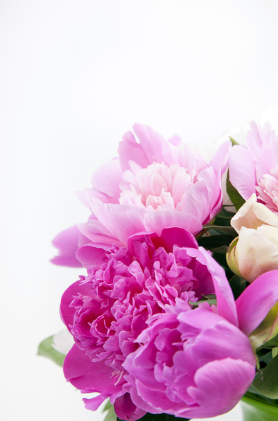 Прекрасный букет из розовых и белых пионов
 - Фото, изображение