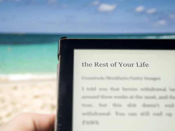 Čtení na pláži titulek "zbytek svého života" - Fotografie, Obrázek