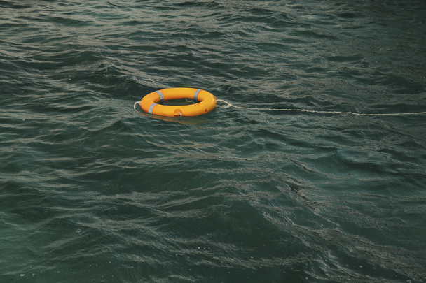 Boya salvavidas en el mar
 - Foto, imagen