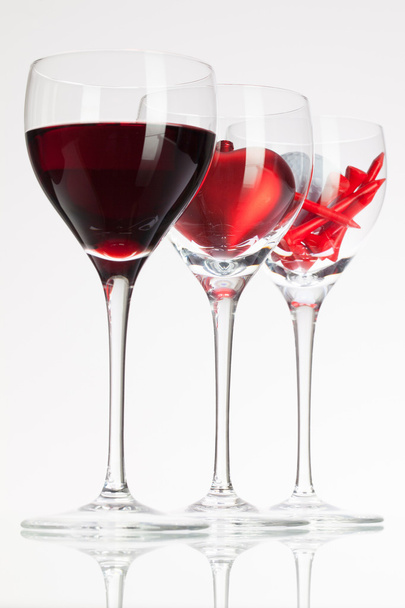 Weingläser mit Rotwein, Herz und Golfball  - Foto, Bild