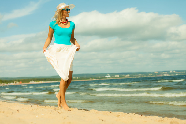 Красива блондинка на пляжі
 - Фото, зображення