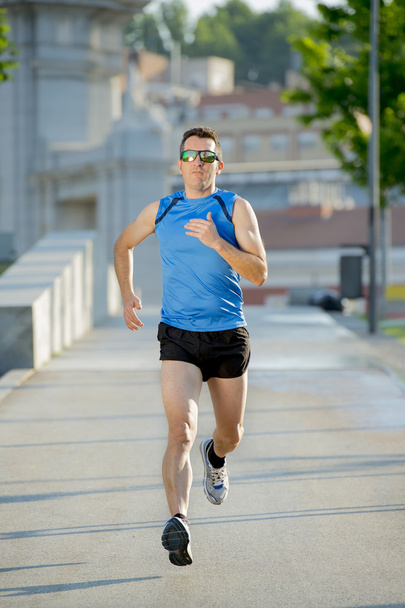 молодой спортсмен, бегущий по городскому парку в летние спортивные тренировки
 - Фото, изображение