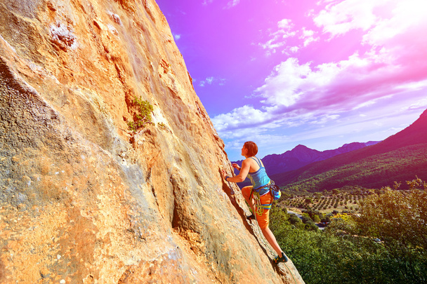 Rock climber climbing up a cliff - Foto, Imagem