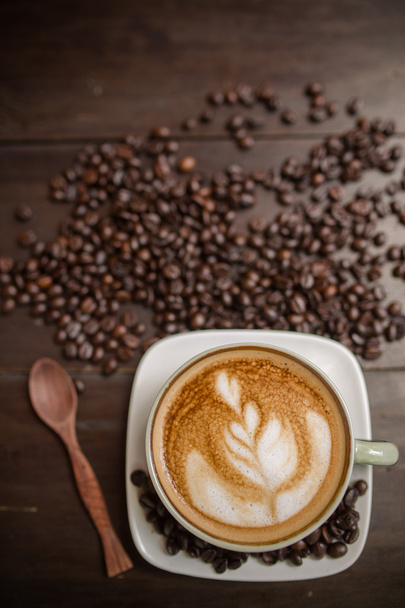 Latte Art café com grão de café
 - Foto, Imagem