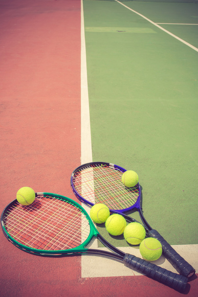Τένις ρακέτα και μπαλάκια στο τένις δικαστήριο vintage χρώμα - Φωτογραφία, εικόνα