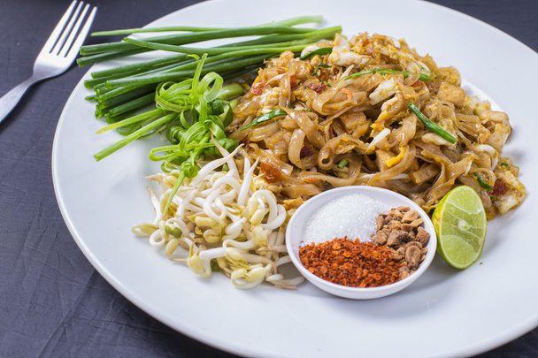 Thai élelmiszer Pad thai, keverjük megsütjük galuskával - Fotó, kép