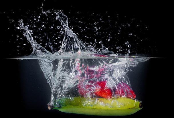 Meyve Splashing wate içine - Fotoğraf, Görsel