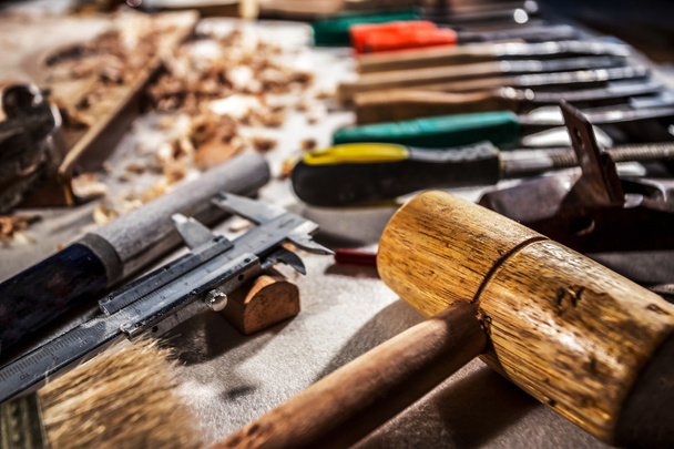 herramientas de carpintero en tablero de madera
 - Foto, imagen