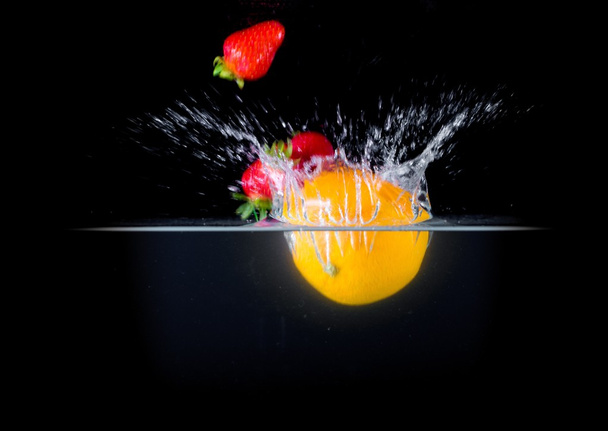 Fruit Splashing in wate - Foto, afbeelding