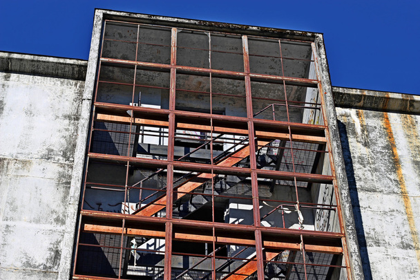 Заброшенное здание с голубым небом
 - Фото, изображение