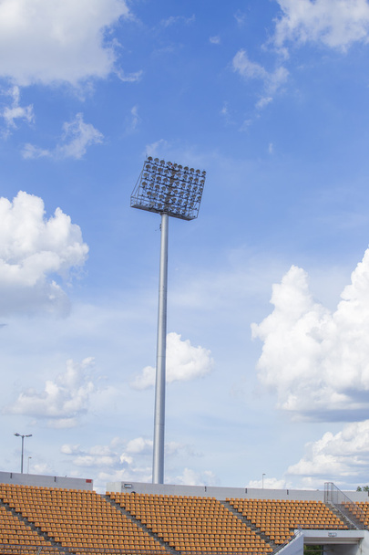 Gros projecteurs tour d'éclairage dans un stade de sport ciel arrière
 - Photo, image