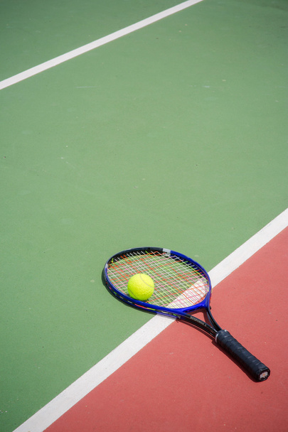 Raqueta de tenis y pelotas en la pista de tenis - Foto, Imagen