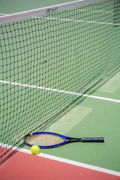 Ρακέτα τένις και μπάλες στο γήπεδο τένις - Φωτογραφία, εικόνα
