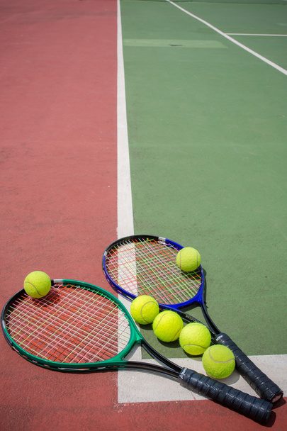 Raquette de tennis et balles sur le court de tennis - Photo, image