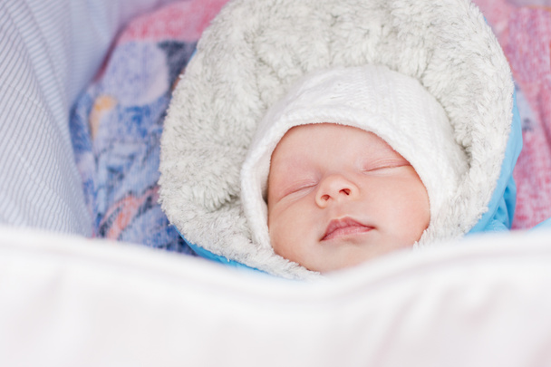 novorozené dítě spí v kočárku  - Fotografie, Obrázek
