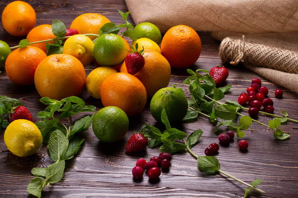 Citrus fruit, fresh mint and berries. - Valokuva, kuva